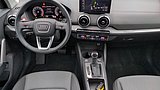 Audi Q2 Cockpit mit Lenkrad, Infotainment und Automatikgetriebe
