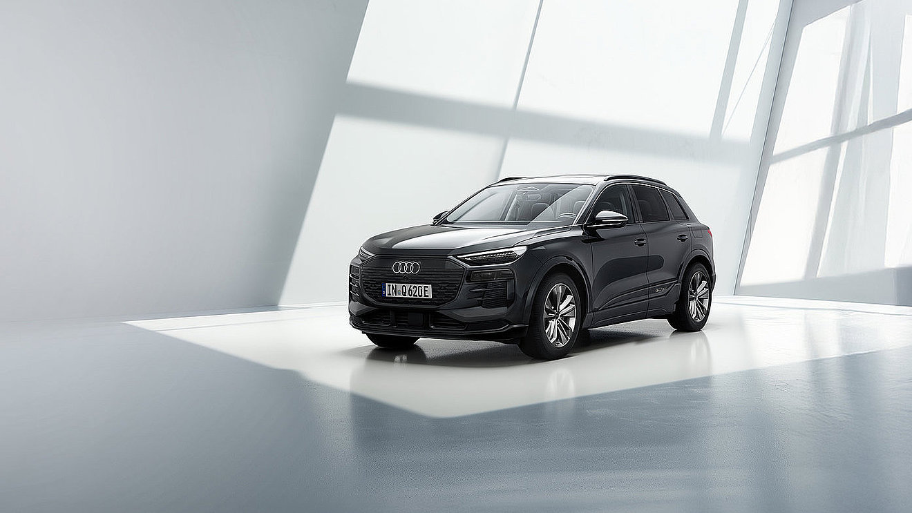 Audi Q6 e-tron als schwarzes Elektro-SUV in heller Studioinszenierung