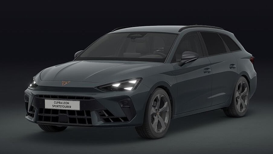 CUPRA Leon Sportstourer mit eingeschalteten Scheinwerfern in dynamischer Studioansicht.