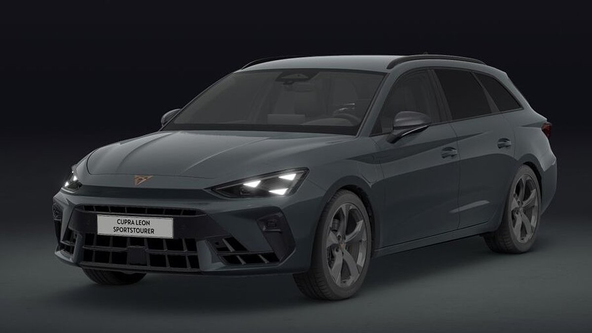 CUPRA Leon Sportstourer mit eingeschalteten Scheinwerfern in dynamischer Studioansicht.