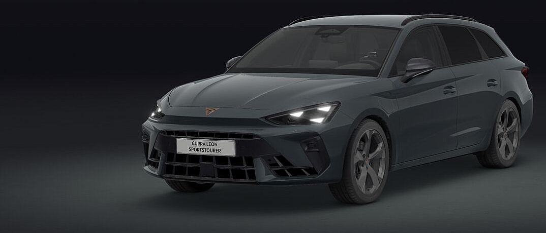 CUPRA Leon Sportstourer mit eingeschalteten Scheinwerfern in dynamischer Studioansicht.