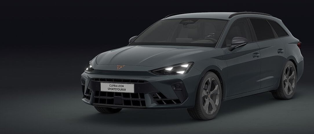 CUPRA Leon Sportstourer mit eingeschalteten Scheinwerfern in dynamischer Studioansicht.