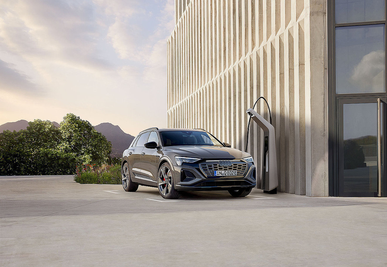 Audi Elektroauto an einer Ladestation als Symbol für moderne E-Mobilität