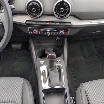 Audi Q2 Mittelkonsole mit Automatikgetriebe und Klimabedienung