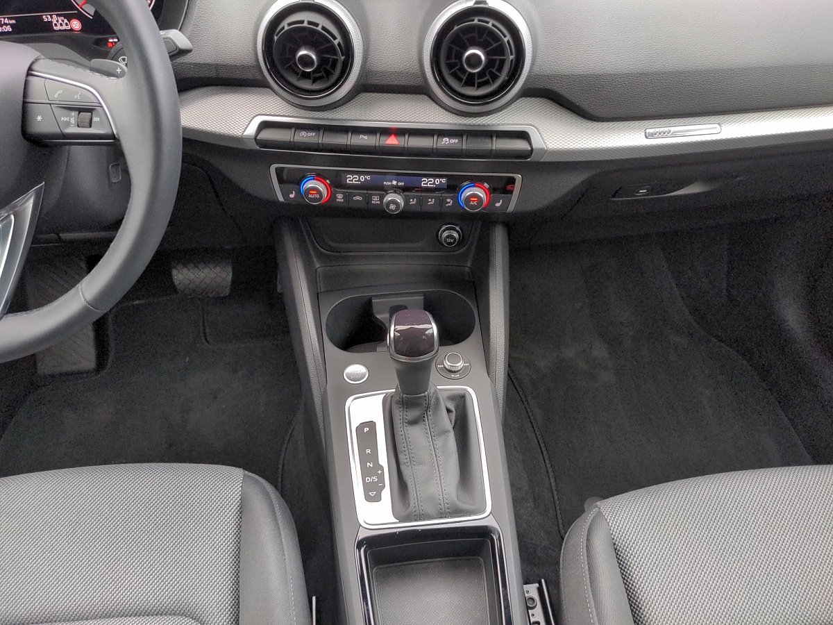 Audi Q2 Mittelkonsole mit Automatikgetriebe und Klimabedienung