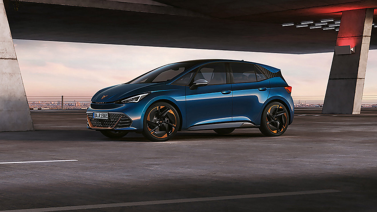 Cupra Born als elektrischer Kompaktwagen in sportlicher Seitenansicht vor urbaner Architektur