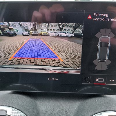 Audi Q2 Rückfahrkamera mit Parksensoren auf dem Infotainment-Display