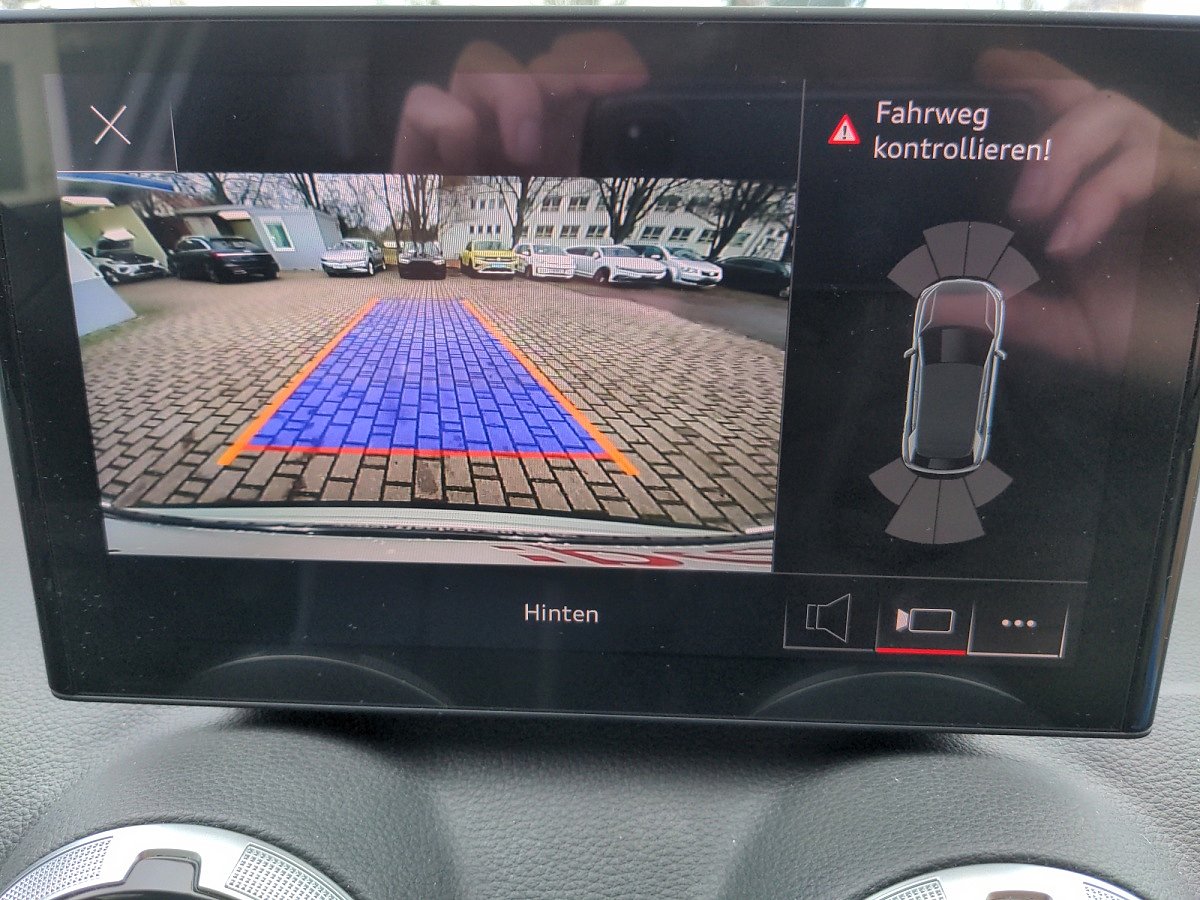 Audi Q2 Rückfahrkamera mit Parksensoren auf dem Infotainment-Display