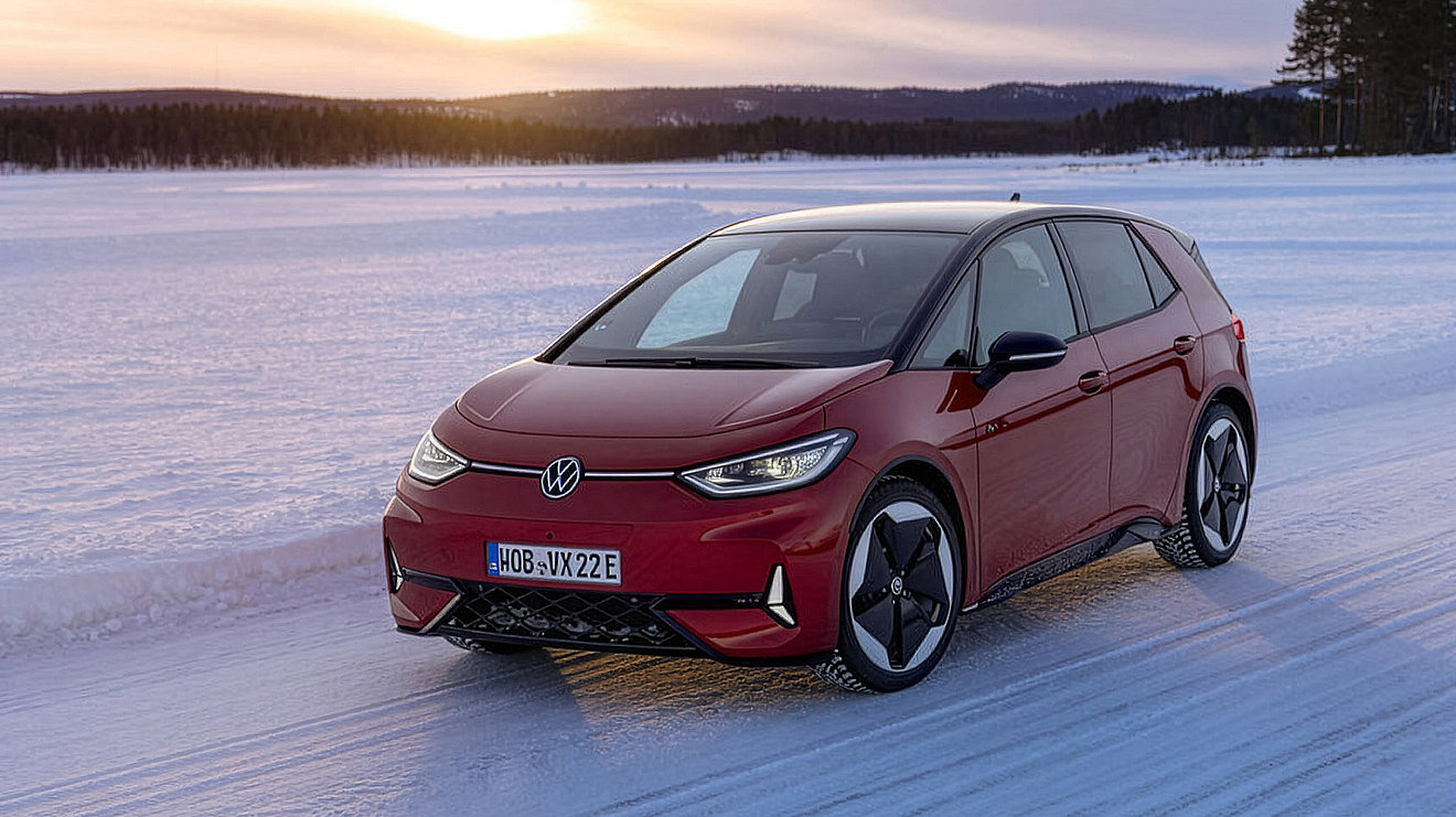 VW ID.3 Elektroauto im Winter auf verschneiter Straße