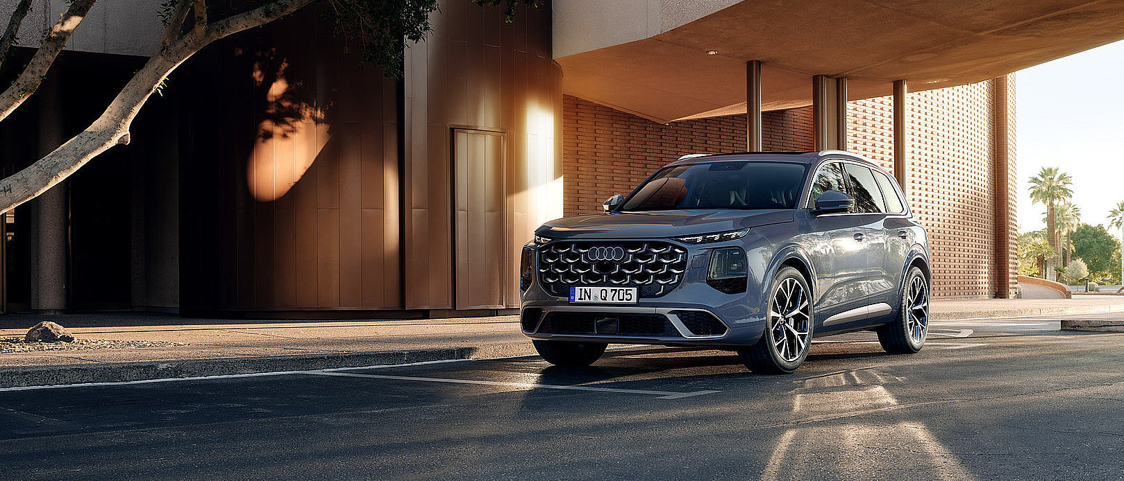 Audi Q7 vor einem Bauwerk Audi Q7 vor einem Bauwerk