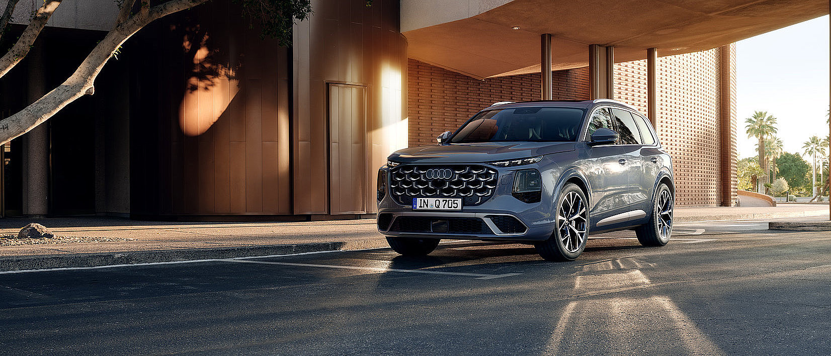 Audi Q/ MJ2026 blau vor einem Gebäude Audi Q/ MJ2026 blau vor einem Gebäude