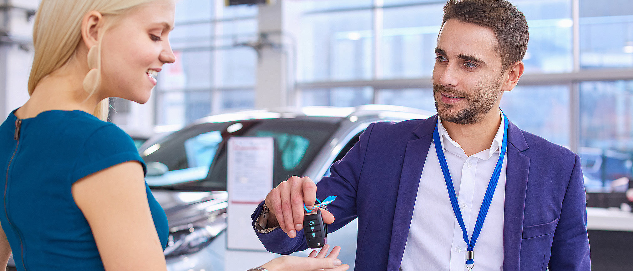 Schluesseluebergabe im Autohaus zur Vereinbarung einer Probefahrt bei Fischer Auto