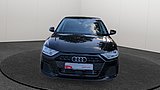 Schwarzer Audi A1 Sportback in direkter Frontansicht