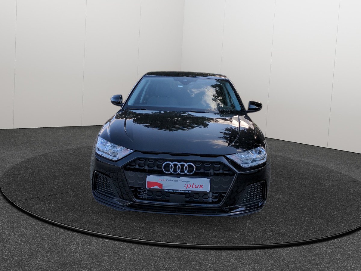Schwarzer Audi A1 Sportback in direkter Frontansicht