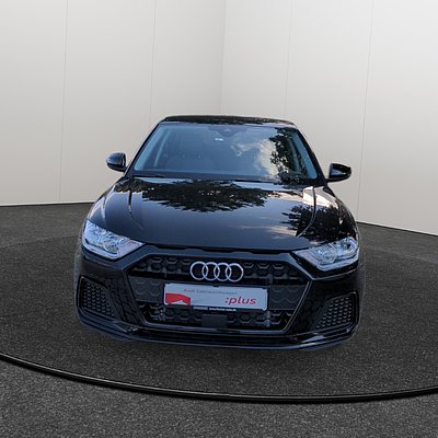 Schwarzer Audi A1 Sportback in direkter Frontansicht