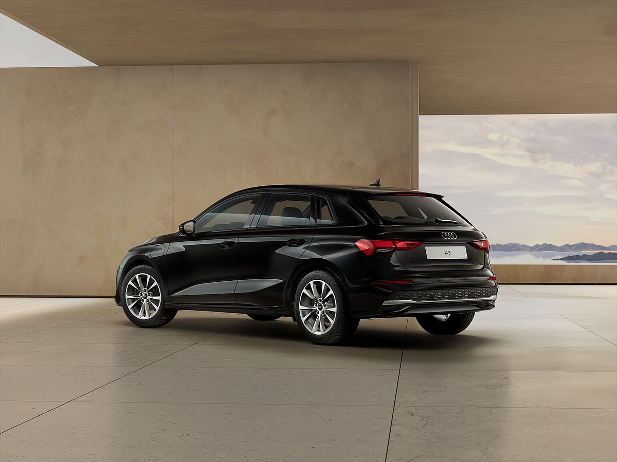 Audi A3 Sportback e-hybrid 150 kW schwarz Heckansicht schräg rechts