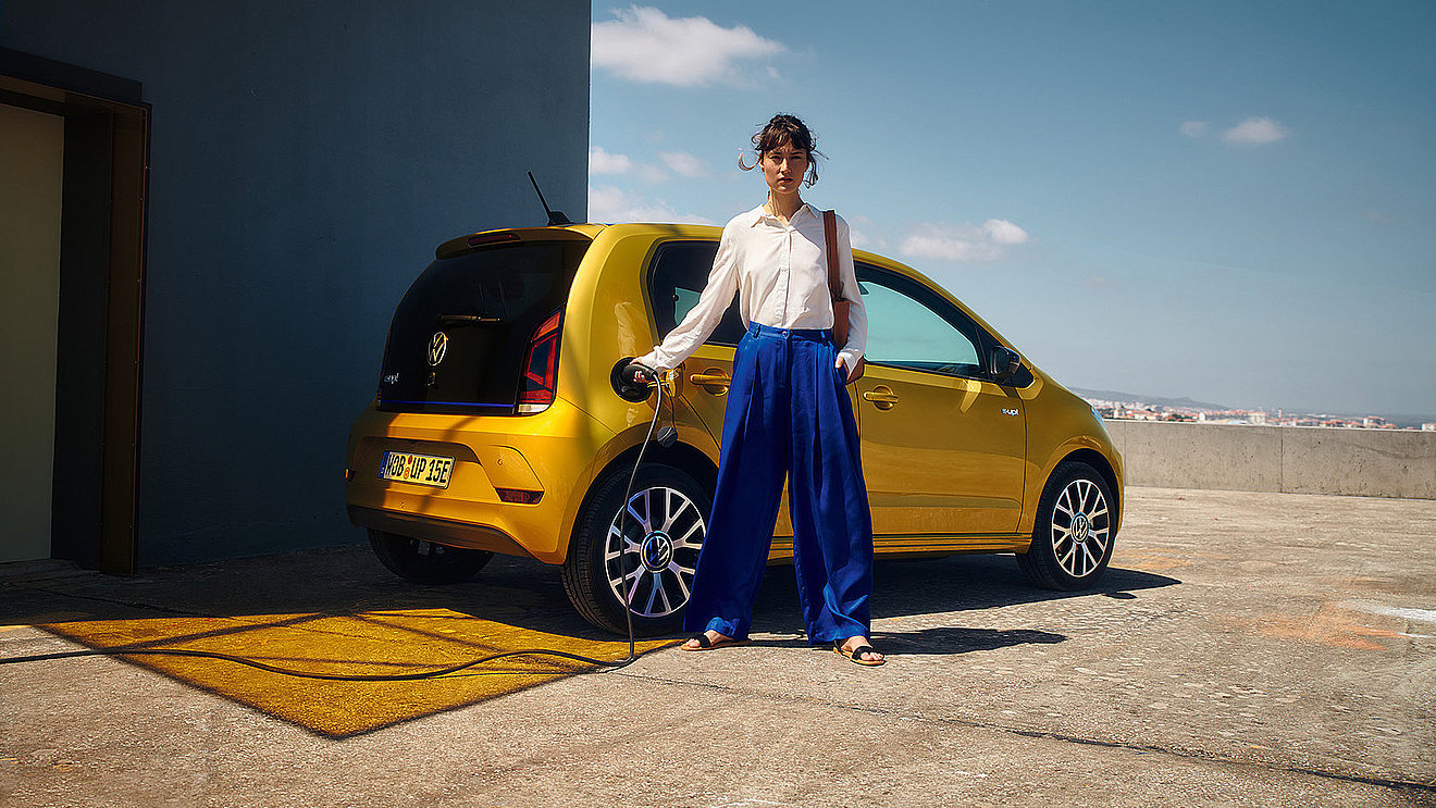 Volkswagen Elektroauto beim Laden an einer öffentlichen Ladesäule