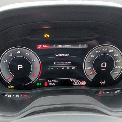 Digitales Kombiinstrument im Audi Q2 mit Verbrauchsanzeige