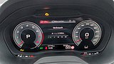 Digitales Kombiinstrument im Audi Q2 mit Verbrauchsanzeige
