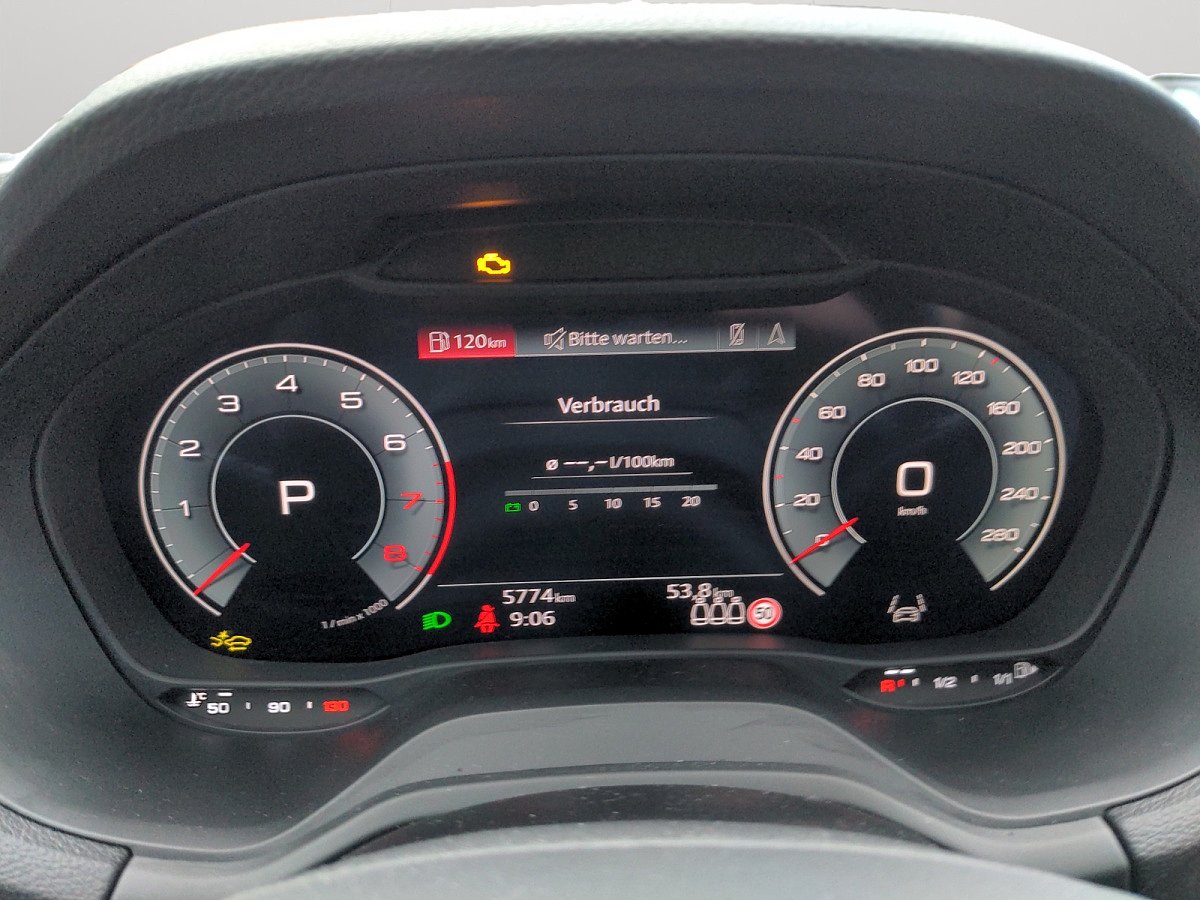 Digitales Kombiinstrument im Audi Q2 mit Verbrauchsanzeige