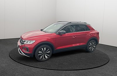 Volkswagen T-Roc in Rot, Frontansicht links schräg auf Studio-Drehplattform