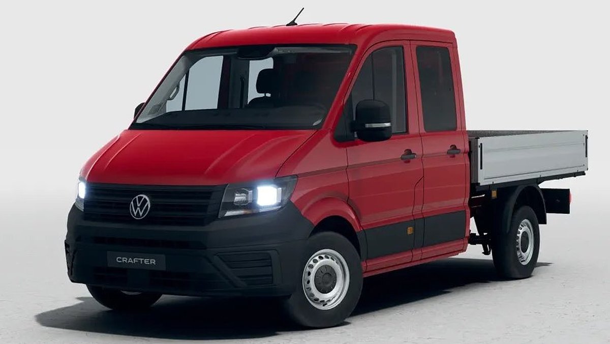 Roter Volkswagen Crafter Pritsche in schräger Frontansicht