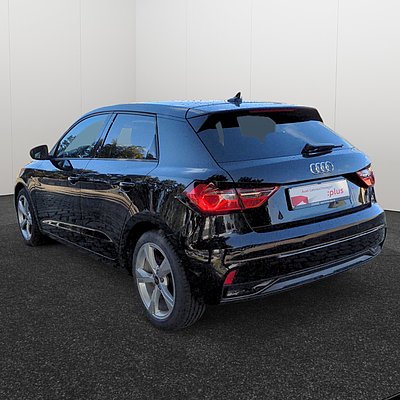 Schwarzer Audi A1 Sportback in Heck-Seitenansicht
