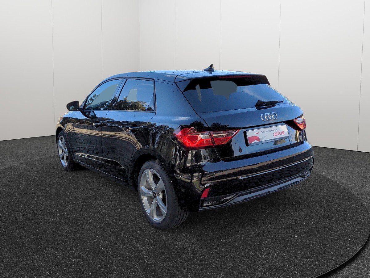Schwarzer Audi A1 Sportback in Heck-Seitenansicht