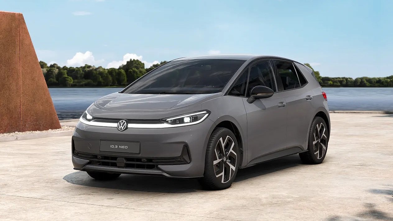 VW ID.3 Neo Style in Schrägansicht von vorne am Wasser