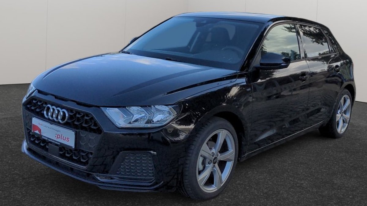 Schwarzer Audi A1 Sportback in Front-Seitenansicht