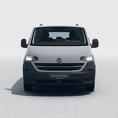 Grauer VW Transporter in der Frontansicht mit eingeschalteten Scheinwerfern auf hellem Untergrund.