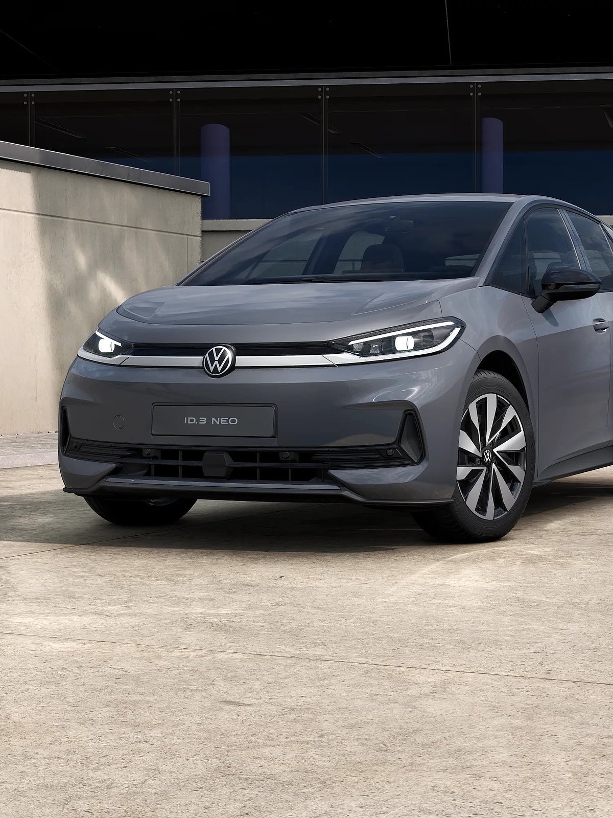 Frontansicht des grauen VW ID.3 Neo mit beleuchteten Scheinwerfern