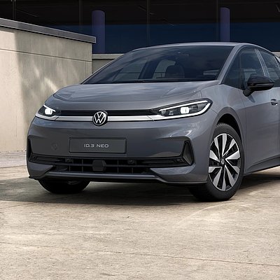 Frontansicht des grauen VW ID.3 Neo mit beleuchteten Scheinwerfern