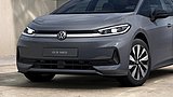 Frontansicht des grauen VW ID.3 Neo mit beleuchteten Scheinwerfern