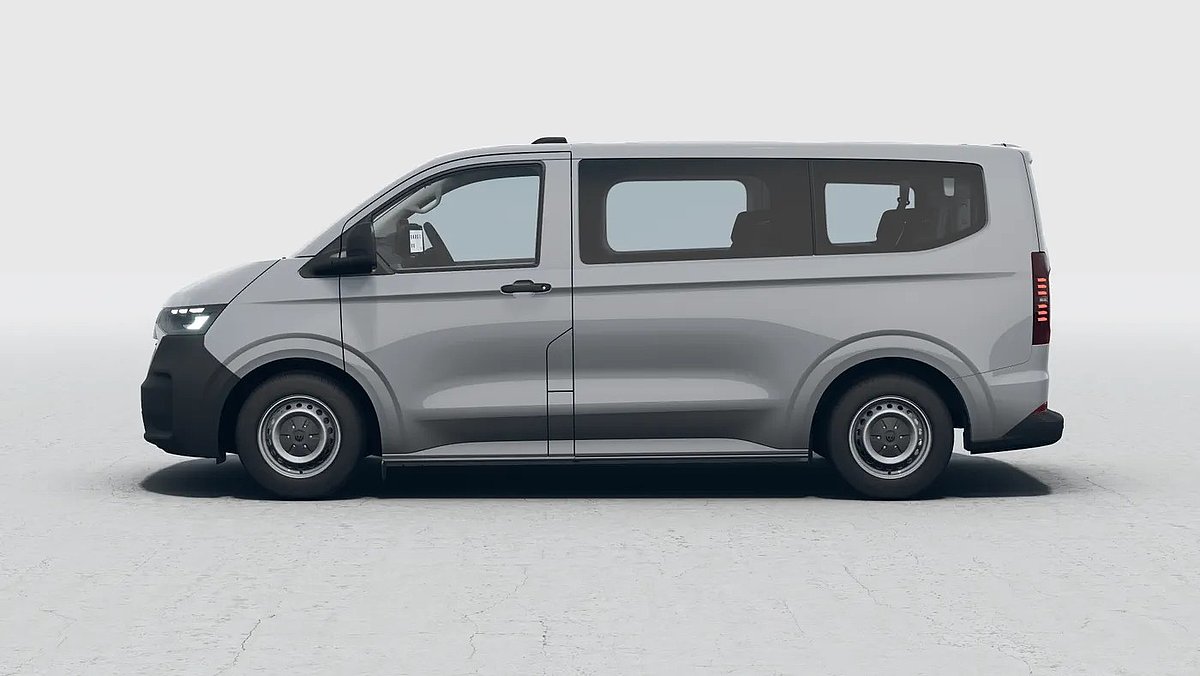 Grauer VW Transporter in der Seitenansicht auf hellem Untergrund.