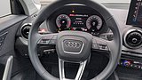 Audi Q2 Cockpit mit Lenkrad und digitalem Kombiinstrument