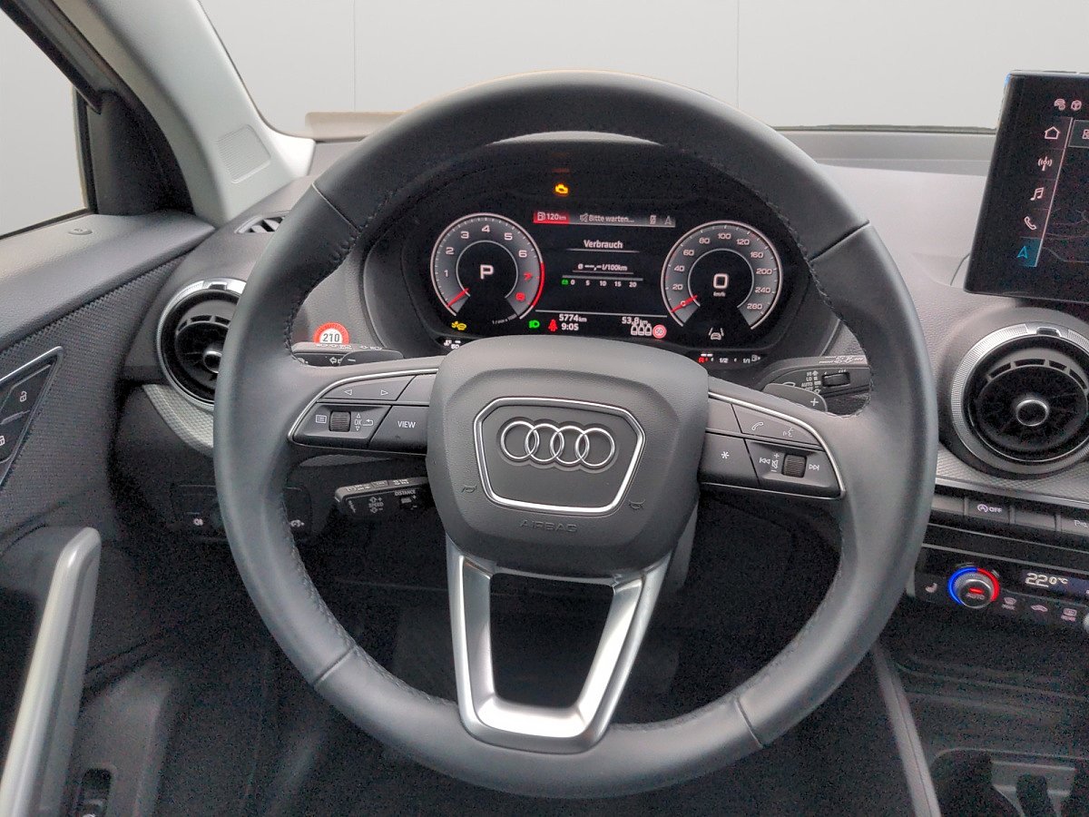 Audi Q2 Cockpit mit Lenkrad und digitalem Kombiinstrument