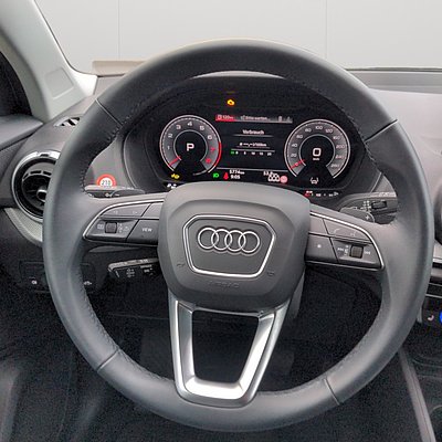 Audi Q2 Cockpit mit Lenkrad und digitalem Kombiinstrument