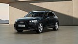 Schwarzer Audi Q3 SUV in Frontansicht vor moderner Architektur