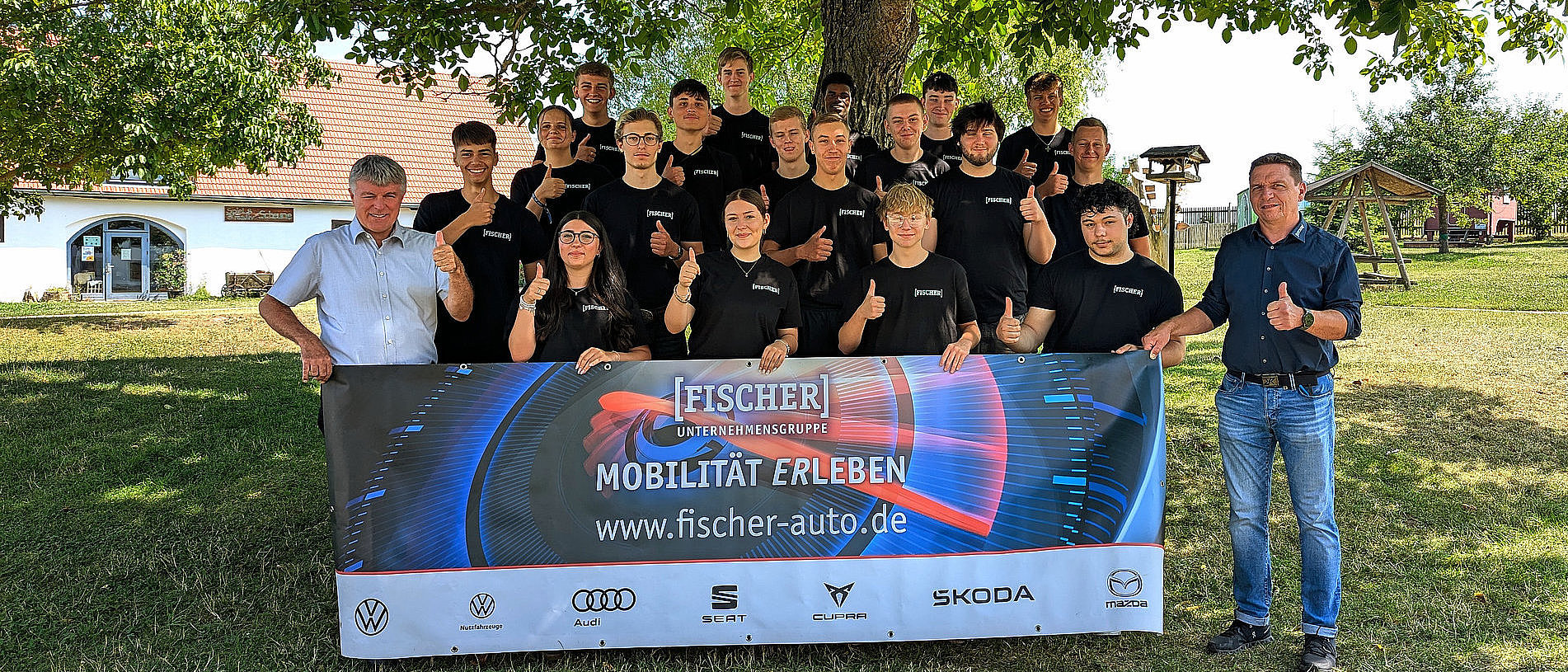 Die Auszubildenden des ersten Lehrjahres der Autohaus Fischer Gruppe beim Azubi-Camp 2026 gemeinsam mit Geschäftsführer Holger Fischer und technischem Ausbilder André Pieritz auf dem Rittergut Nickelsdorf.