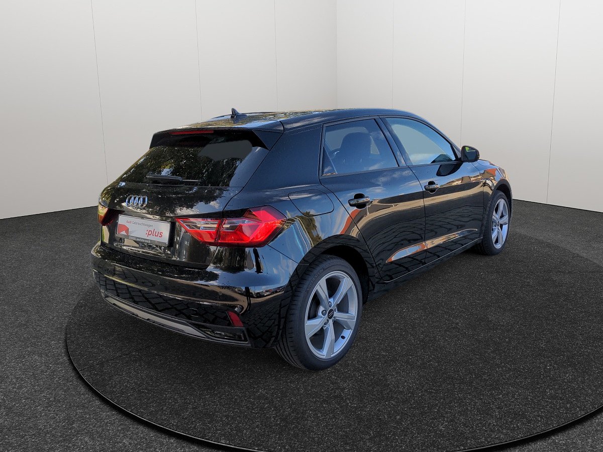 Schwarzer Audi A1 Sportback von hinten und seitlich