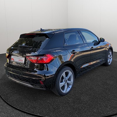 Schwarzer Audi A1 Sportback von hinten und seitlich